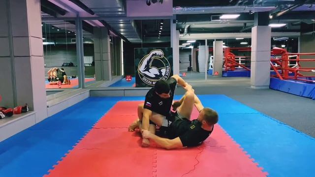 Основы борьбы в партере. Приём треугольник (удушение ногами) из позиции гард смотреть онлайн