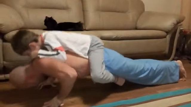 отжимание на пальцах с ребенком смотреть онлайн