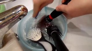 Как почистить пластмассовую расчёску