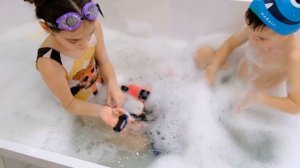 Дети купаются в ванне и рассказывают о своих игрушках . Первый влог ММ .Детский канал.