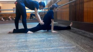 Катя. Растяжка на шпагат. Тренер: Даяна Ерёмина