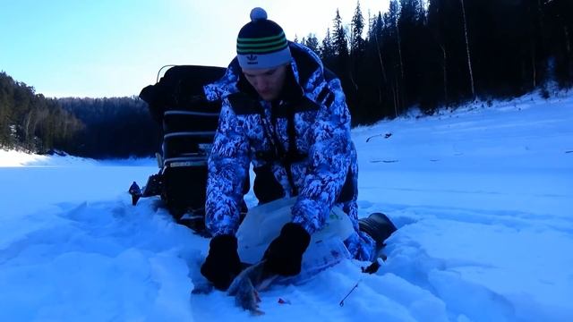 Это реально ЛОВИТ !!! Результативная зимняя рыбалка 2017 на окуня и щуку смотреть онлайн