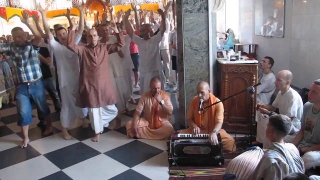 ЕС Бхактивайбхава Свами || Киртан || Джулан ятра - Катание Божеств на качелях