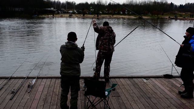 Вываживание форели на пирсе у администрации смотреть онлайн