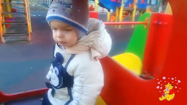 Ванечка гуляет на детской площадке. смотреть онлайн