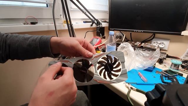 Ремонт: Gigabyte GTX 1080 Ti Gaming вентиляторов и замена термопрокладок. смотреть онлайн