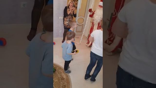 Новогодние танцы смотреть онлайн