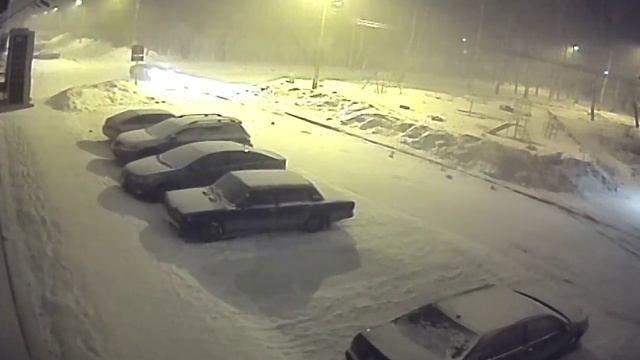 В Кирове легковушка «подпрыгнула» на сугробе смотреть онлайн