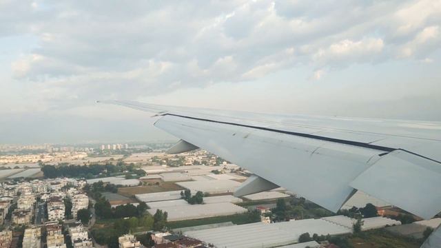 Посадка Boeing 777-300ER AzurAir в Анталье, 2019.