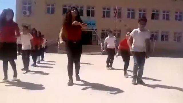 ERİK DALI GEVREKTIR-MÜZİK ÖĞRETMENİ-CEREN AŞKIN-TEPECİK ORTAOKULU23 Nisan( DANS GOSTERISI)DIYARBAKI смотреть онлайн