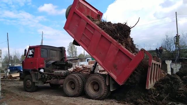 Самосвал Татра 815. Разгрузка грунта. смотреть онлайн