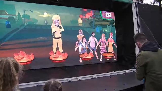 ИГРЫ НА ХЭЛЛОУИН В ПАРКЕ АТРАКЦИОНОВ.ВИДЕО ДЛЯ ДЕТЕЙ смотреть онлайн