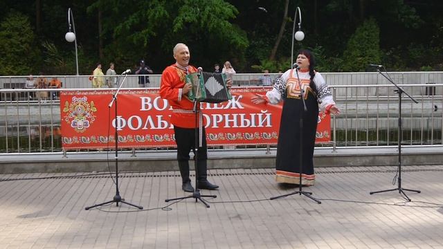 "Ой ты, белая береза" исполняет вокальный дуэт Марина Вишнякова и Игорь Игнатов. смотреть онлайн