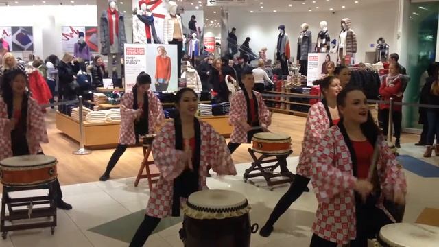 Открытие Uniqlo в ТЦ Метрополис смотреть онлайн