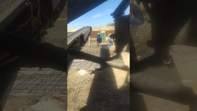 Автобетоносмеситель с транспортерной лентой в деле смотреть онлайн