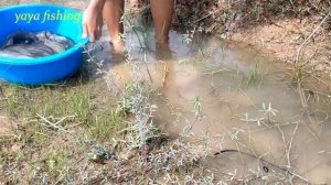 Как ловят рыбу женщины писая в воду