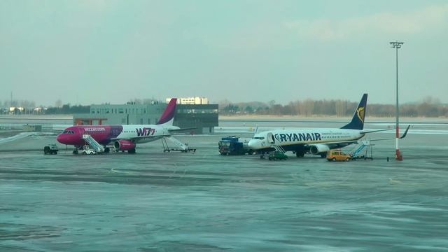 Zima na lotnisku w Poznaniu | Winter at Poznan Airport | Time lapse video смотреть онлайн