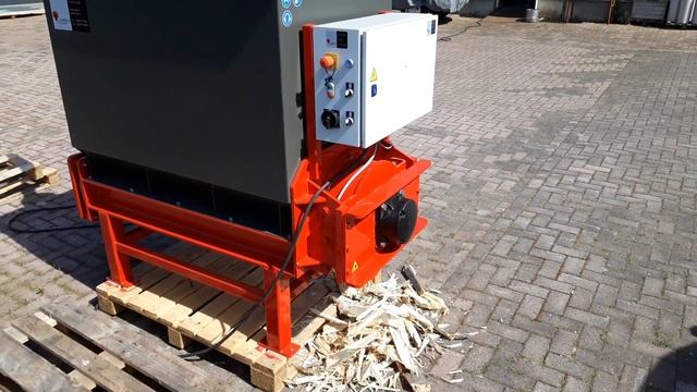 shredder PYTHON 7KW, eliminates broken pallets waste, wooden parts смотреть онлайн
