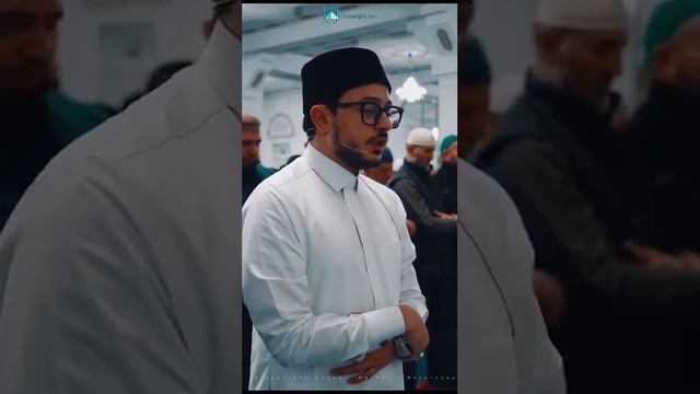 Всемирно известный исполнитель нашидов, чтец Корана, имам соборной мечети Каира из Египта. смотреть онлайн