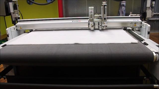 Раскрой рулонных нетканых материалов на раскройном комплексе Zünd смотреть онлайн