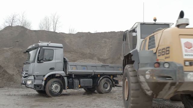 Mercedes Arocs Loading and Unloading Demonstration смотреть онлайн