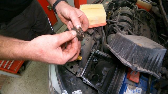 Ford Fiesta 1.2 Petrol (2010) - Air Filter Change