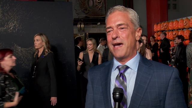 Malek Akkad Interview 'Halloween Ends' World Premiere Red Carpet смотреть онлайн