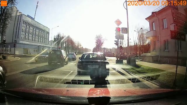 Повернул на красный, оба повернули, встечному потоку горит зеленый смотреть онлайн