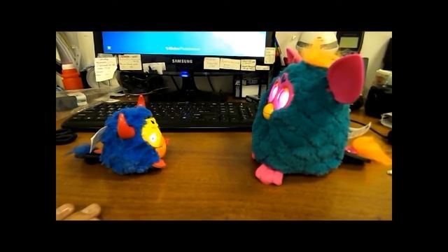 Большой и маленький Фёрби беседуют смотреть онлайн