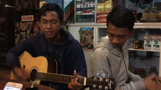 Бали. Местные исполняют хиты Wonderwall & Don't look back in anger (Oasis covers) смотреть онлайн