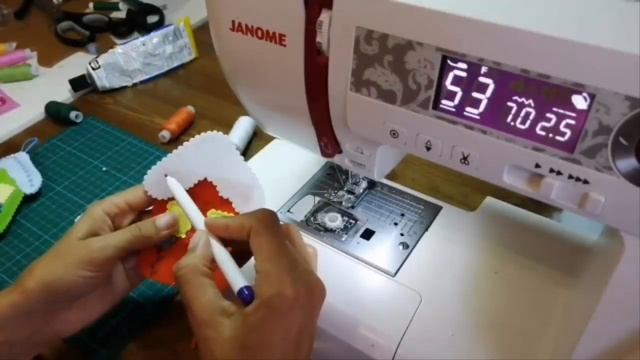 Как сшить домик для украшения новогодней елки из фетра смотреть онлайн