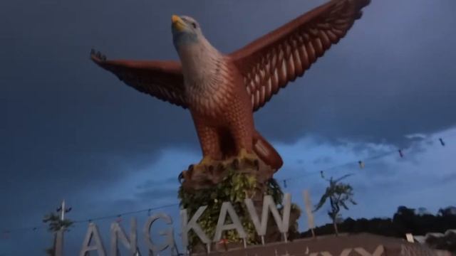 Langkawi eagle on square of the Eagle смотреть онлайн