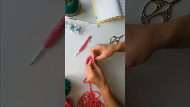 Плетене на една кука - зайче с плюшена прежда (част 1) смотреть онлайн