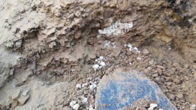 Нашла в глубине глины новую глину, которая идёт как белые глиняные камни, очень интересно! смотреть онлайн