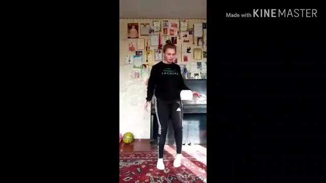 Онлайн-тренировка на карантине: николаевские футболистки жонглируют туалетной бумагой смотреть онлайн