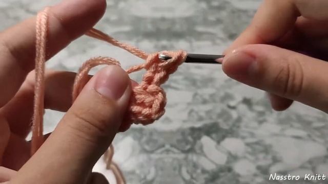 Цветок крючком. Как связать цветок из кольца амигуруми. Вязание для начинающих. смотреть онлайн