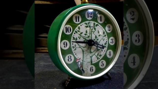 Будильник Янтарь. Дятел. Сделано в СССР. смотреть онлайн