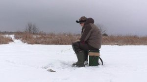 ЛОВЛЯ КАРАСЯ ЗИМОЙ на УДОЧКУ С БОКОВЫМ КИВКОМ... Рыбалка на карася ЗИМОЙ!