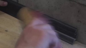 Установка плинтуса при помощи дюбель-гвоздя PDG