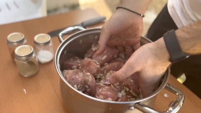 СВИНАЯ ШЕЯ на МАНГАЛЕ!!! С лучшим маринадом для ваших ВКУСОВЫХ РЕЦЕПТОРОВ!! смотреть онлайн