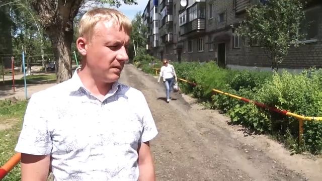Накидали асфальтовую крошку во дворе