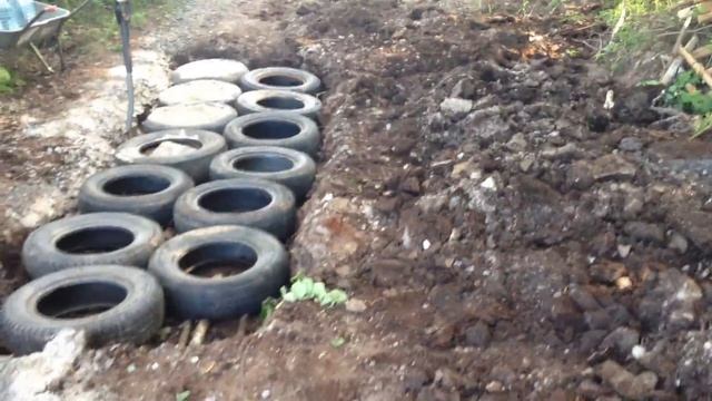 Ремонт дороги автопокрышками. 5 лет уж стоят! смотреть онлайн