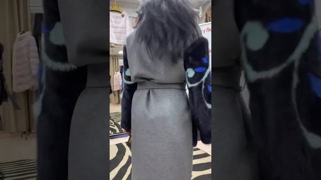 Кашемировое серое пальто с рукавами и английским воротником из меха норки смотреть онлайн