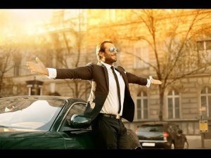 Купил Москвич 3е. Электричка. Еду получать номера.