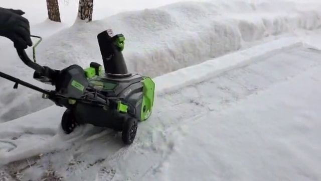 Снегоуборщик Greenworks GD82ST аккумуляторный 82 Вольта . Первый старт. смотреть онлайн