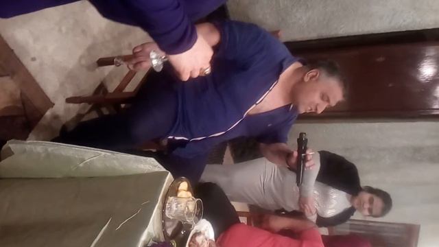 А белый лебедь на пруду