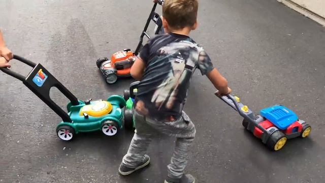 TOY LAWN MOWER PARTY FOR KIDS! смотреть онлайн