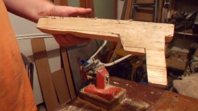 Прикол. Как сделать пистолет из дерева дома смотреть онлайн