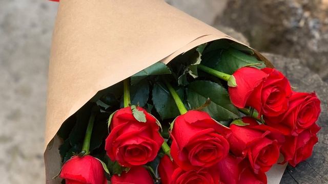 Букет красных роз Ред Игл в крафтовой бумаге в интернет магазине rostov-buket.ru в Ростове-на-Дону. смотреть онлайн