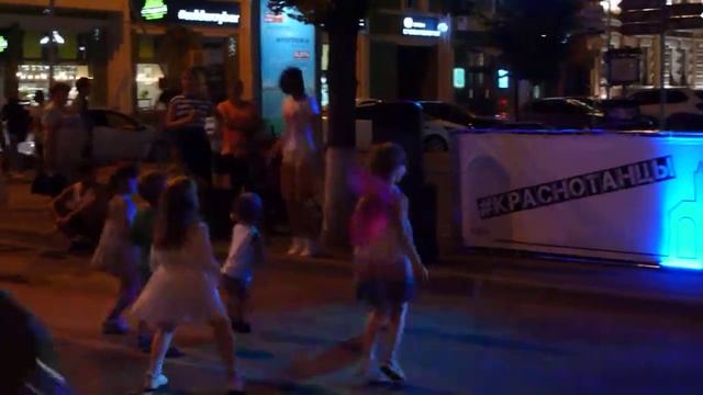 Краснодар. Девочка танцует. смотреть онлайн